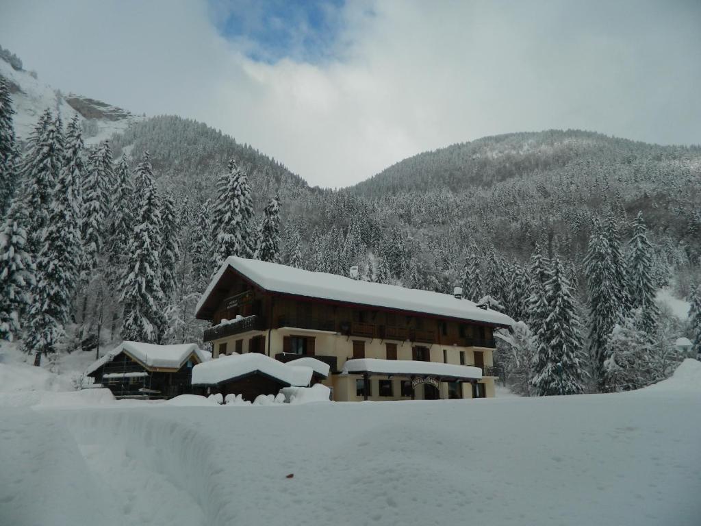 Logis Hotel Les Sapins Montriond Exterior foto